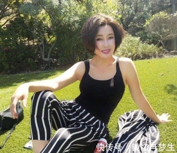 曾来德&刘晓庆新书法获认可,一个舞字价值9999元,粉丝形容并不贵!