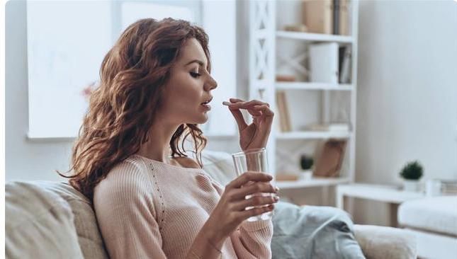 卵巢|女人来例假时，多喝4水，暖宫排污血，子宫也许对你说“谢谢”