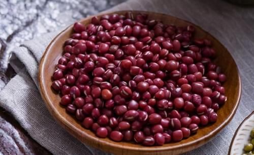 人到中年想长寿，多吃3种食物，补血益气，强身健体，增强记忆力