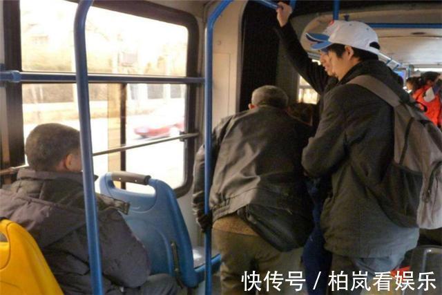 孩子|老人嫌七岁的孩子让座慢,直接把娃书包丢在地上,宝爸咱不让了