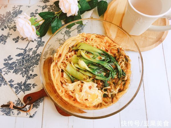 酸菜|10分钟端上桌的早餐～酸菜面这样做，营养又美味
