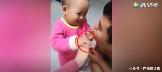 宝宝|“小情人”要亲爸爸,却被妈妈故意挡住,宝宝的反应让爸妈乐了