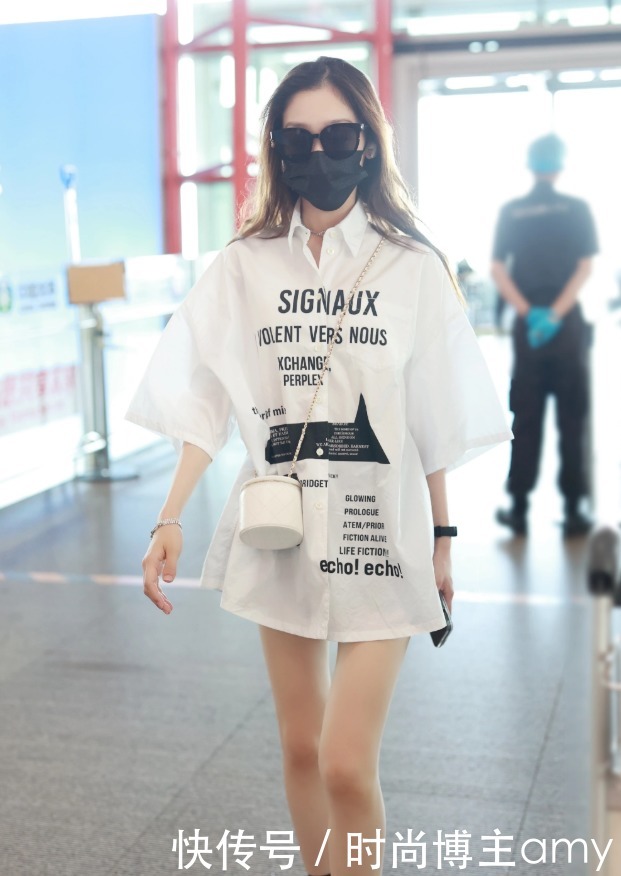 小西装|希林娜依·高现身机场,学05后玩“下衣失踪”,生图下的双腿太撩了