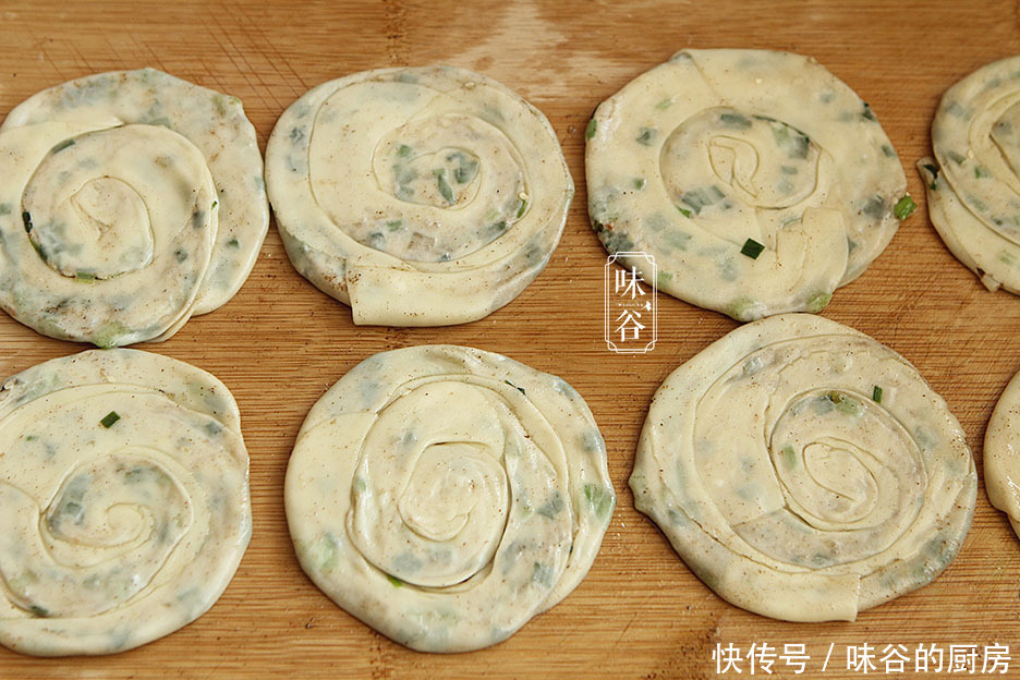 葱油饼|剩饺子皮新吃法,加上1把葱花,金黄酥脆,层次分明,好吃不浪费