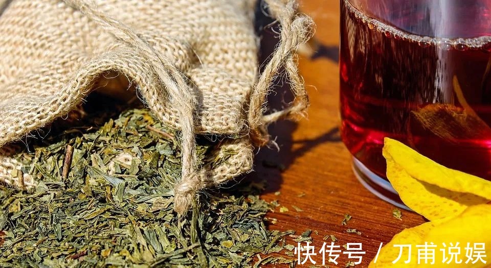 阳明|老中医推荐最有效的白发转黑方，仅2味药材泡水喝，补虚又乌发