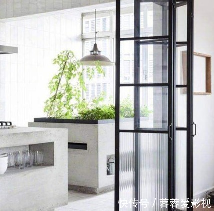 生活质量|有钱人厨房不装推拉门了,装这种门更省钱实用,后悔我家装早了