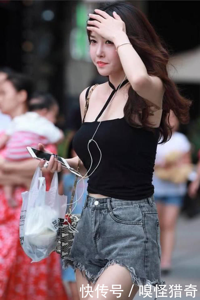 吊带|街拍美女:“烂大街的吊带”,为什么那么多小姐姐偏爱她?
