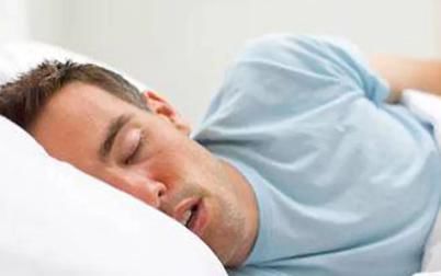 男人为了避免身体衰老，尽量远离两种食物，减少两种习惯!