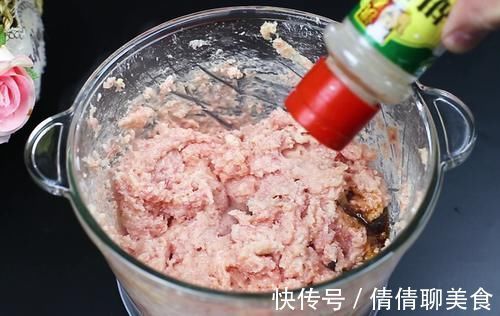 谨记|炸猪肉丸子时,谨记“2不放、加3样”丸子外焦里嫩,放凉也不硬
