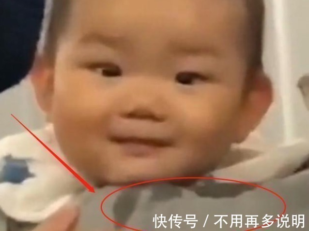 肩膀|“最馋宝宝”高铁上看人吃东西,口水流满爸爸肩膀,网友:小饕餮