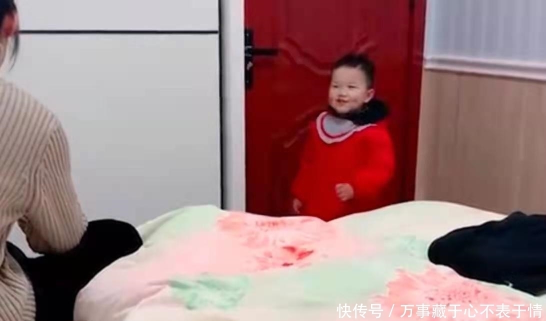 孩子们|男孩哼着小曲去找姐姐,刚进门就被迫离开了,姐姐的威力有多大?