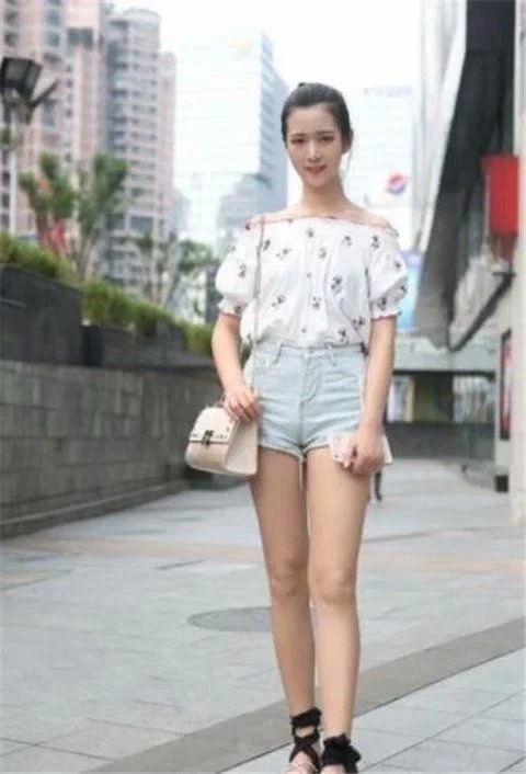 街拍：美女身材好就是这么自信，闺蜜的大长腿也十分吸睛