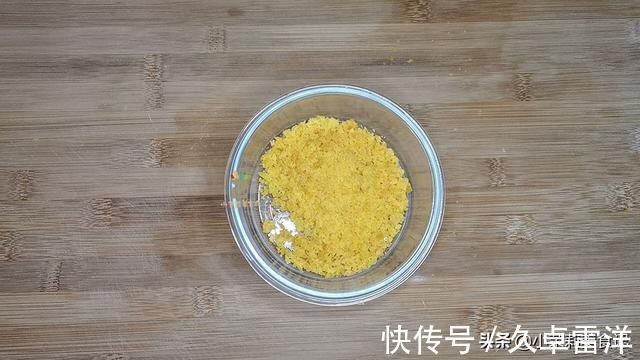 蒸茄子时，万万不可直接蒸，多加一步，茄子雪白不黑，鲜嫩有食欲