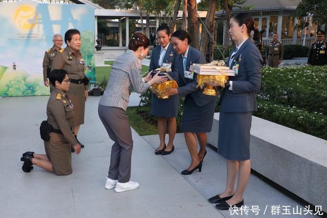 苏提达又穿长裤长袖亮相,警告诗妮娜不要穿得太清凉