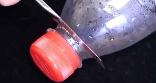 把两个塑料瓶盖粘在一起,挂在裤子上,全家人都要抢着用,太棒了