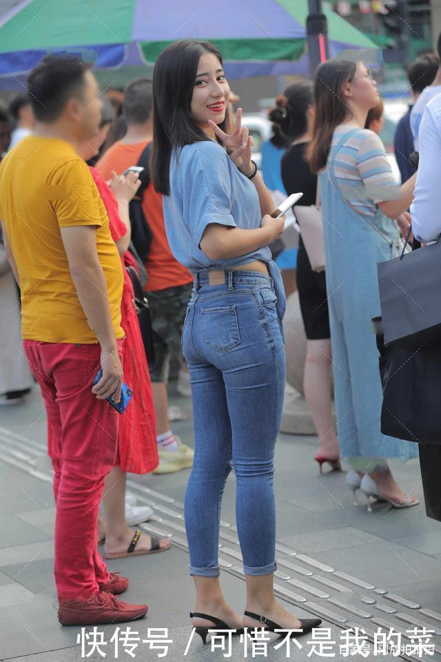 V领露脐蝴蝶结短袖搭高腰紧身牛仔裤,性感时尚,显瘦显高