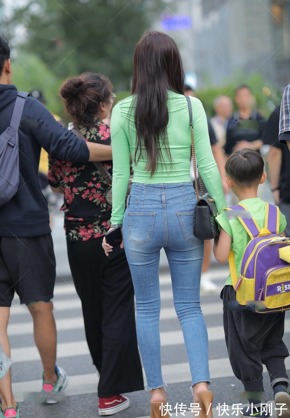 大街|穿着清凉的小姐姐,走在大街上一定吸引目光,感觉走路都带风