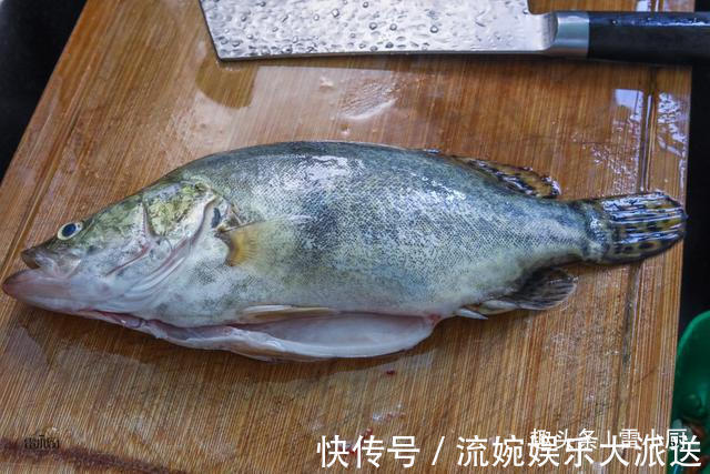 清蒸鱼，蒸几分钟要不要抹盐豉油怎么淋看看你做对了没