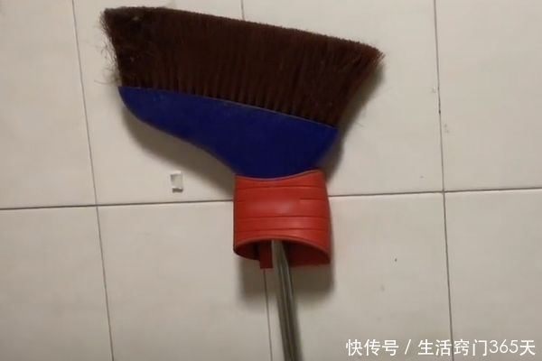 拖鞋烂掉了也别扔，剪两刀粘在墙上厉害了，家家户户都用的到