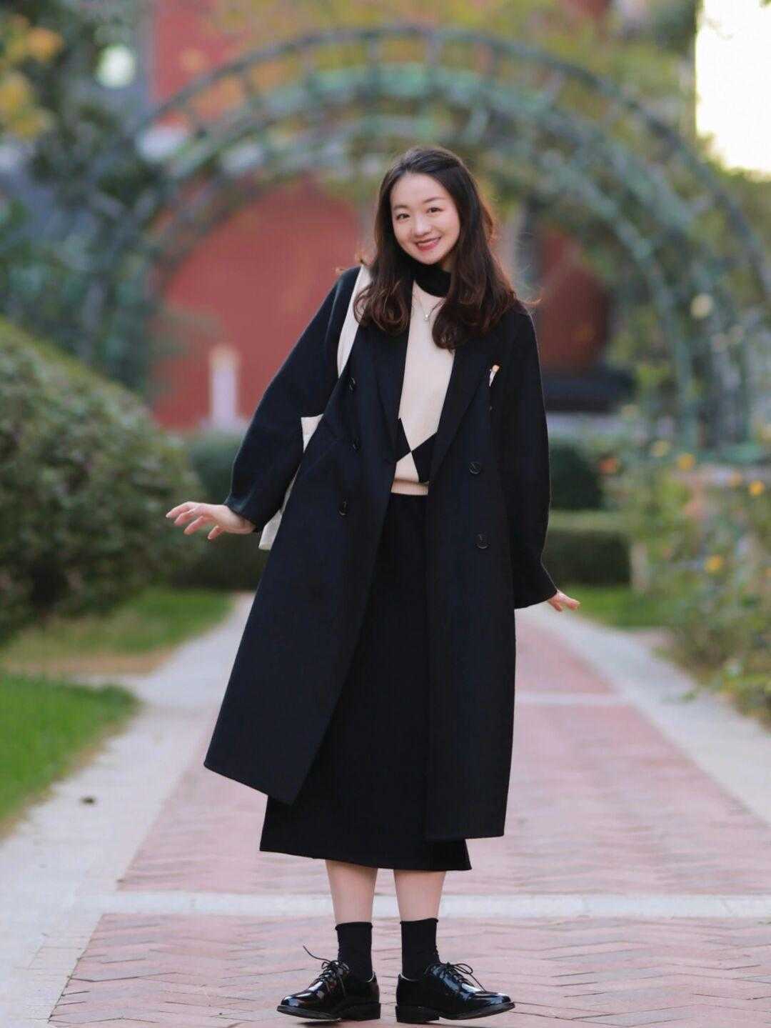 大衣 中年女性别乱穿衣，用大衣搭配这几件下装，精致显瘦又减龄