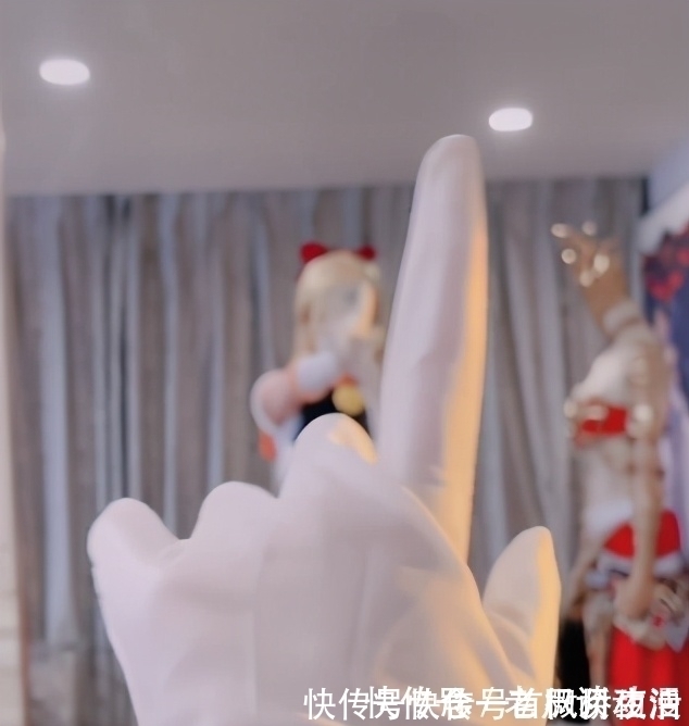 野美奈子|腐团儿COS美少女战士,小手勾人一挥,超短裙挂肚子上了?