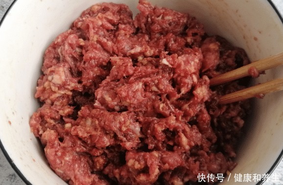 难怪|调肉馅时,有种料很多人爱放,难怪饺子吃着不香,来学学正确做法
