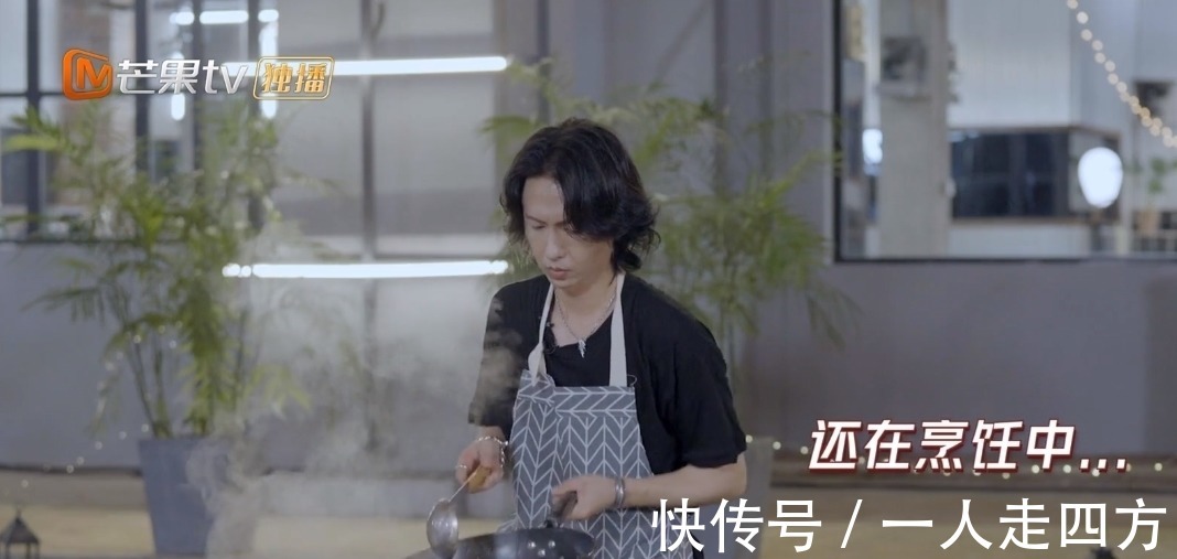 《哥哥》集体秀厨艺，张淇GAI一看就是高手，网友盼谢霆锋踢馆
