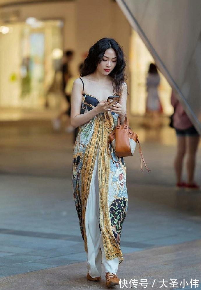 张扬美|美女街拍：姐姐把吊带衫穿出了新高度，是时尚，还是哗众取宠呢？