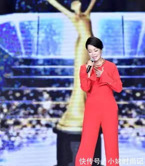 毛阿敏|57岁毛阿敏真敢穿,大红连体裤配大金链子,不仅不俗还很高级