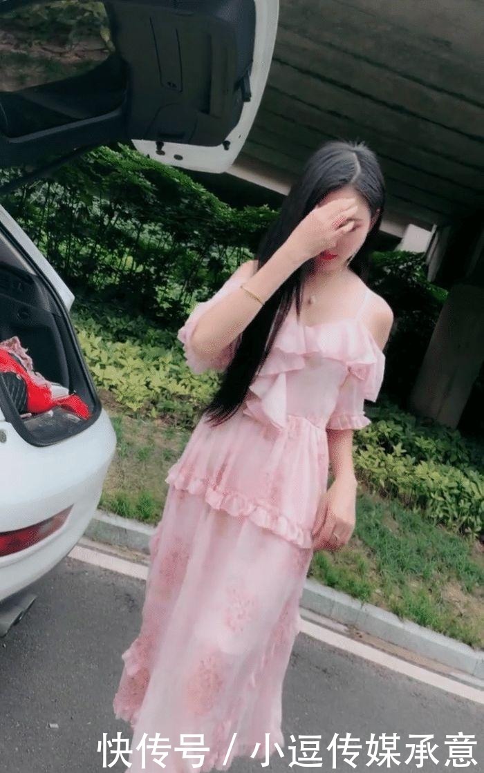 与众不同|户外穿着连衣裙的美女,穿鞋的方式都那么的与众不同