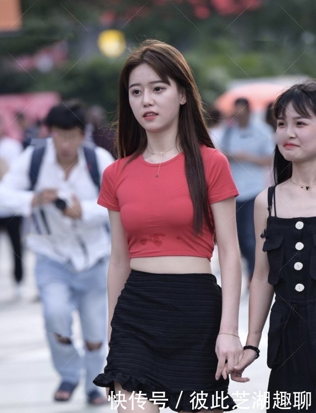 搭配|甜美小姐姐是“炫腹”族,红色上衣搭配包臀裙,甜美加高贵的气质