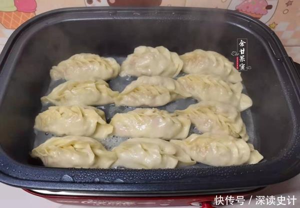 面食|分享一道面食早餐，简单易做，皮薄馅多鲜美好味道，一碟管饱