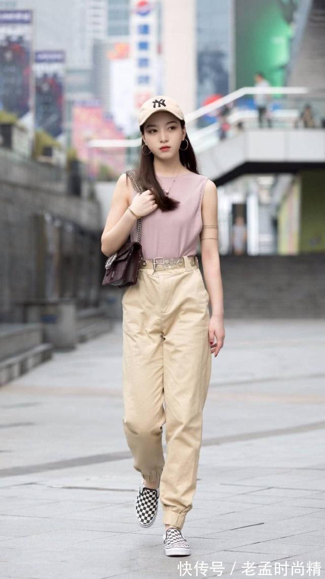 打底裤 街拍:时尚的小姐姐,灰色打底裤搭配淡红色背心,甜美又减龄!