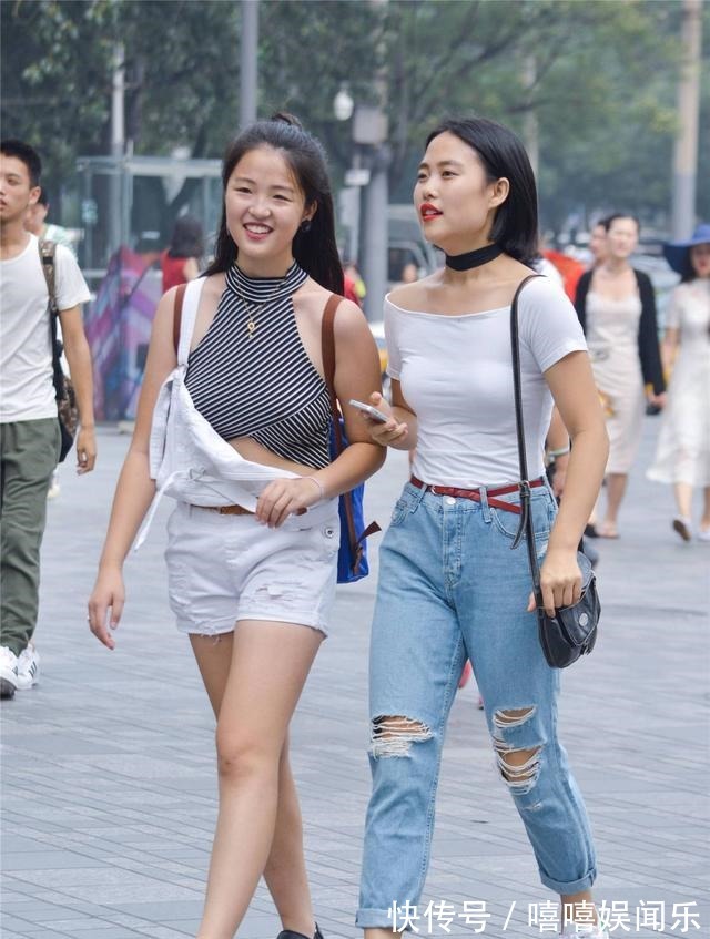 牛仔|如果喜欢牛仔,和闺蜜一起逛街,你会选择牛仔裤还是背带短裤!