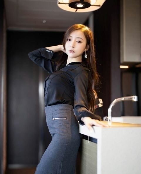 高腰 黑色的衬衫下搭灰色的高腰半身裙,职业装搭配,让你魅力无限