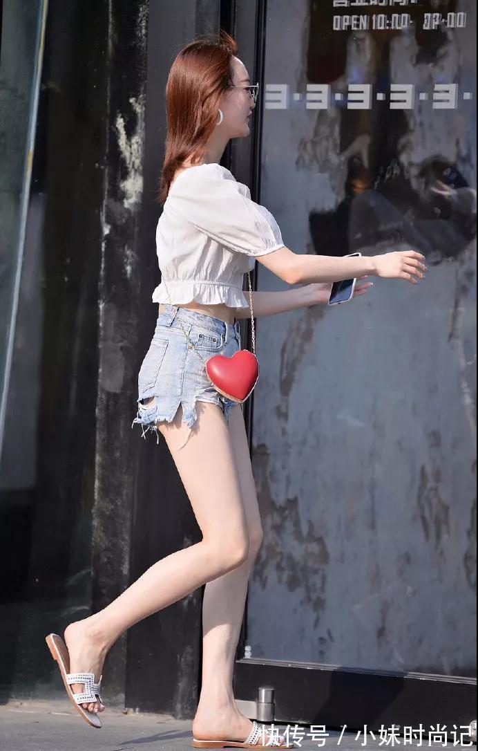 女孩 街拍: 打扮很靓丽清纯的女孩, 皮肤白皙, 微风吹了, 短发飘飘!