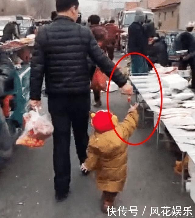 女儿|女儿逛街想要抱抱，“懒爸”的做法让人笑喷了，网友：亲生的