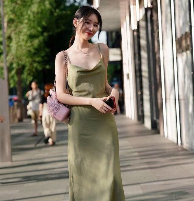 裙装美女身材性感,皮肤白皙,彰显优雅气质