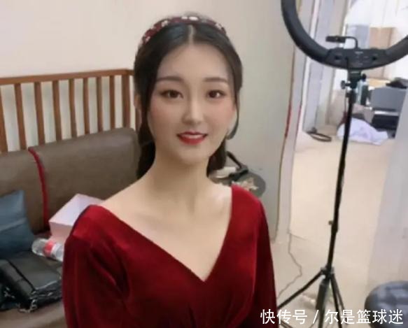 陈亚男|大衣哥亲家母太时髦!娃娃脸还浓眉大眼齐刘海,跟闺女跳舞像姐妹