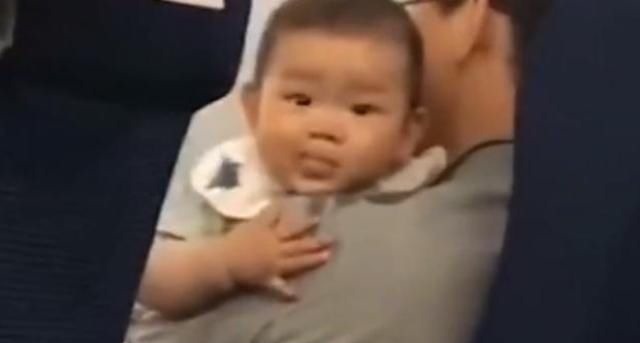 叮叮|“馋猫宝宝”高铁上看到有人吃东西,流了爸爸一肩膀口水,太萌了