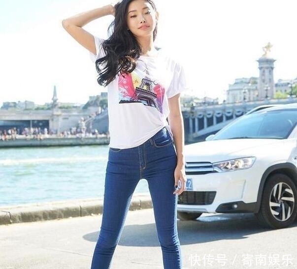 牛仔裤低调简洁，细腻舒适，尽显女人知性美，美丽就是这么简单