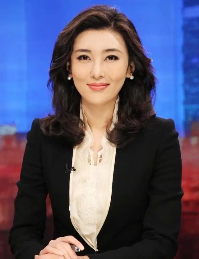新闻联播 端庄秀丽的女主播桑晨无心插柳进央视,与老搭档李红平分秋色