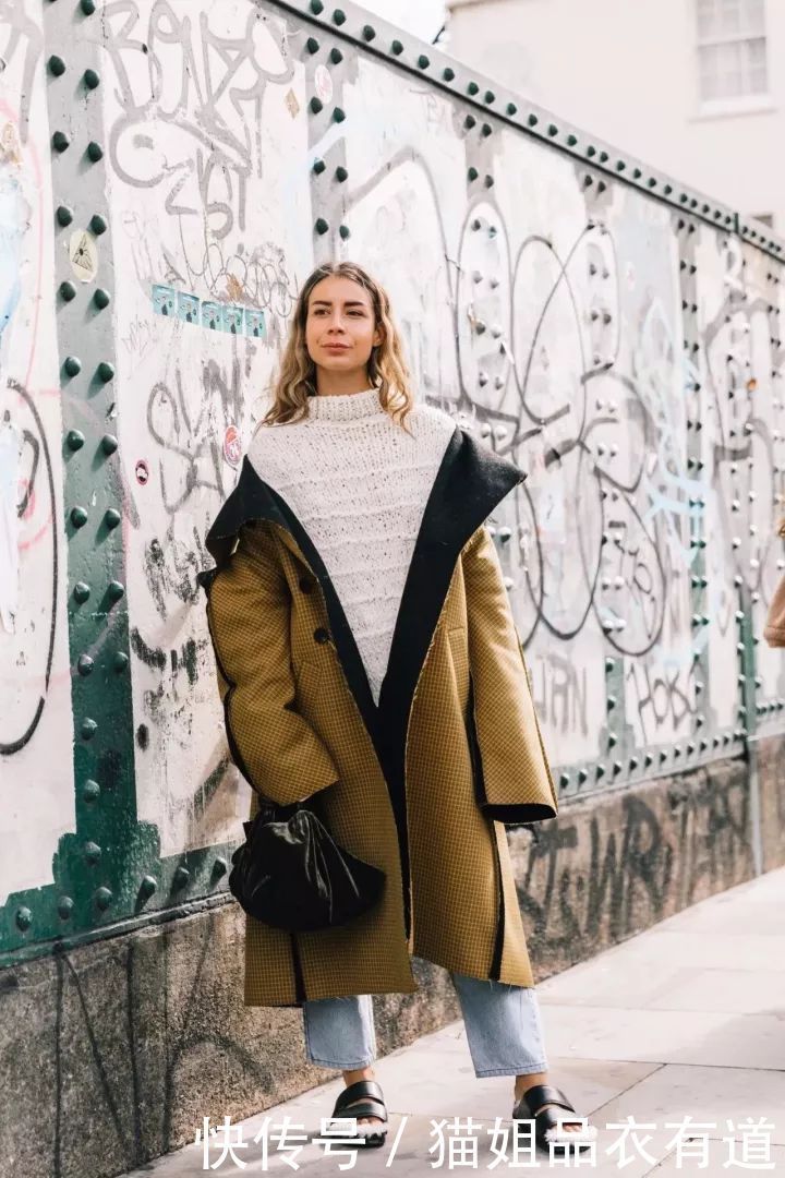 臃肿|大衣羽绒服里穿上这几件内搭,简单又顺眼,脱下外套更迷人