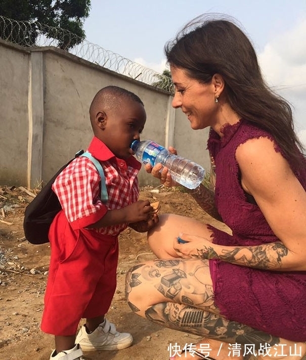 父母|瘦弱男童被父母抛弃，善良美女将他带回家，2年后男童变成了这样