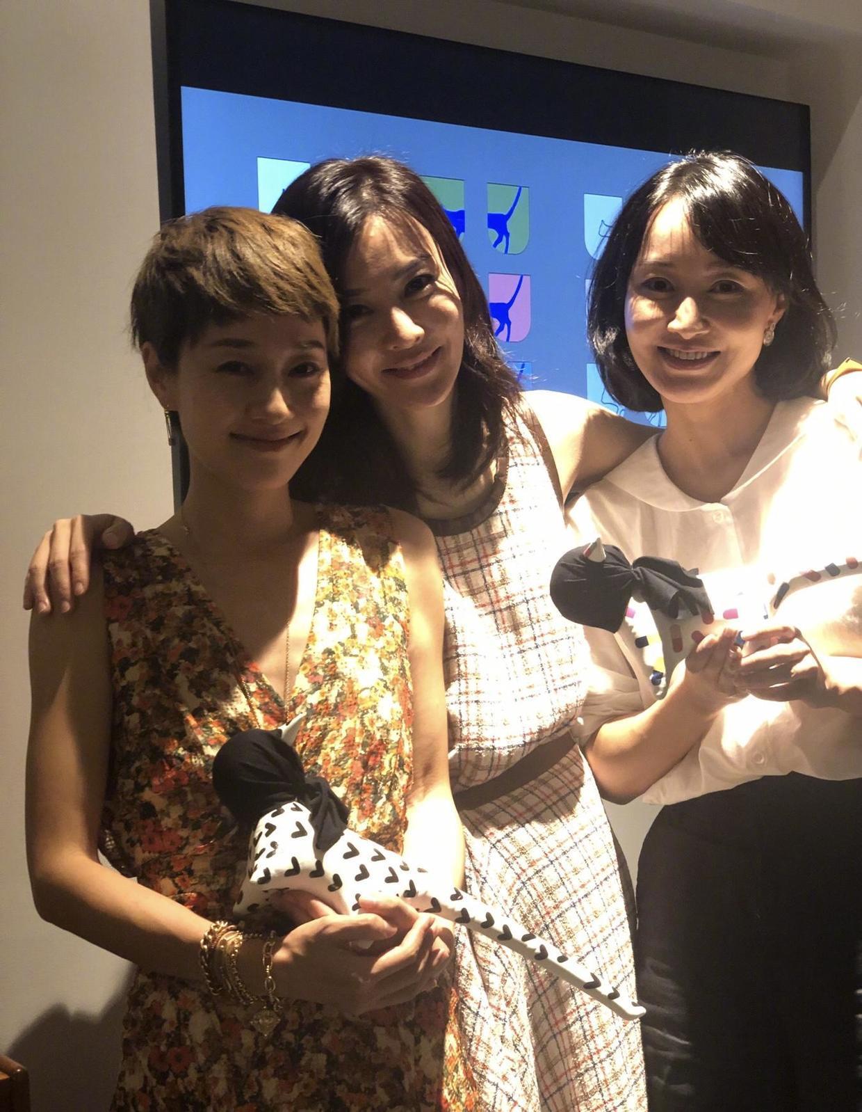 素颜|马伊琍够任性,素颜走机场,白色背心配破洞牛仔裤,依然高级时髦