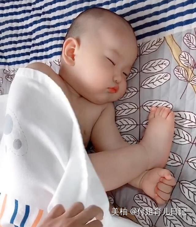 那一刻|宝宝睡姿能有多“妖娆”妈妈掀开被子那一刻就像是在开盲盒