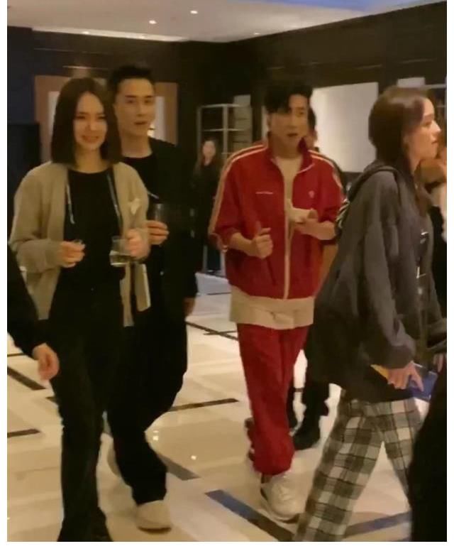 《哥哥》慶功宴現場曝光，戚薇驚喜現身，蔡少芬張晉甜蜜撒糖