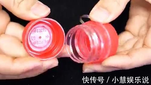 把两个塑料瓶盖粘在一起,挂在裤子上,用起来太方便了,太棒了