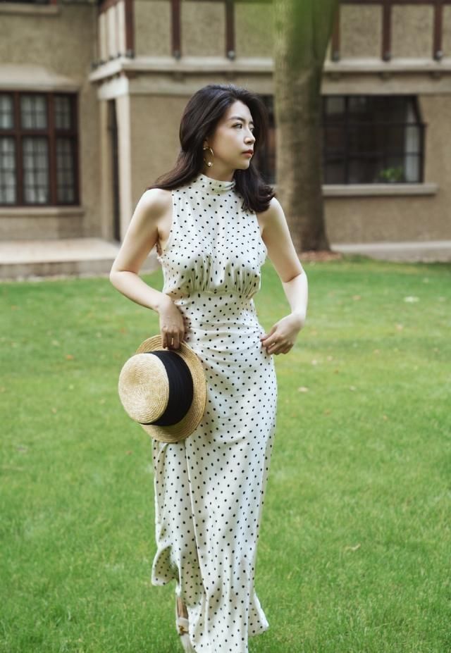 三木教你穿搭，白色T恤搭麻棉阔腿裤，40岁女人告别“大妈装”