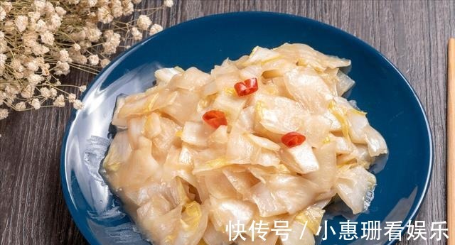 炒白菜，切好直接下锅可不行，多做关键1步，又香又脆不出水